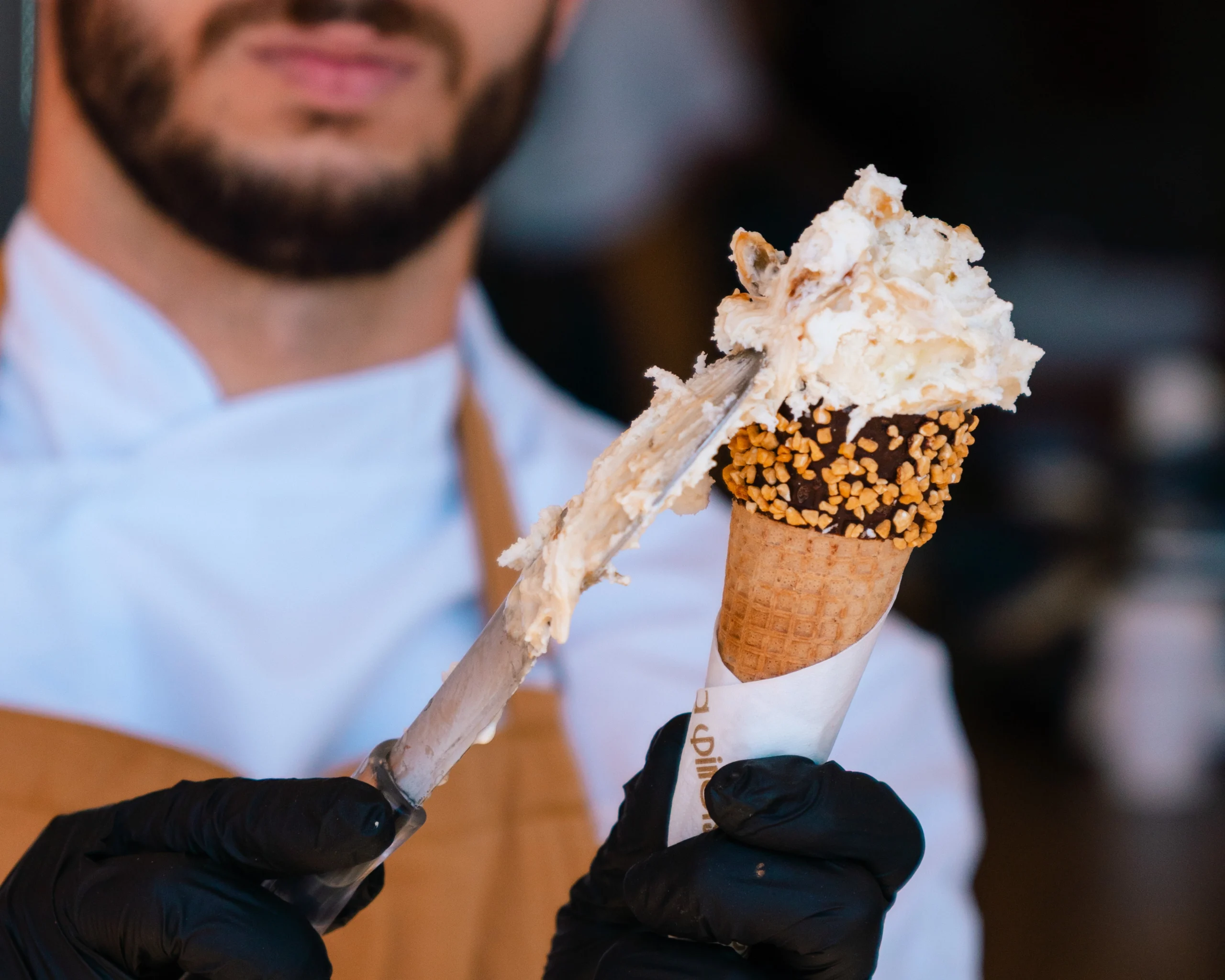 Ο pastry chef της Φinetsa Cremeria προετοιμάζει χειροποίητο gelato σε χωνάκι.